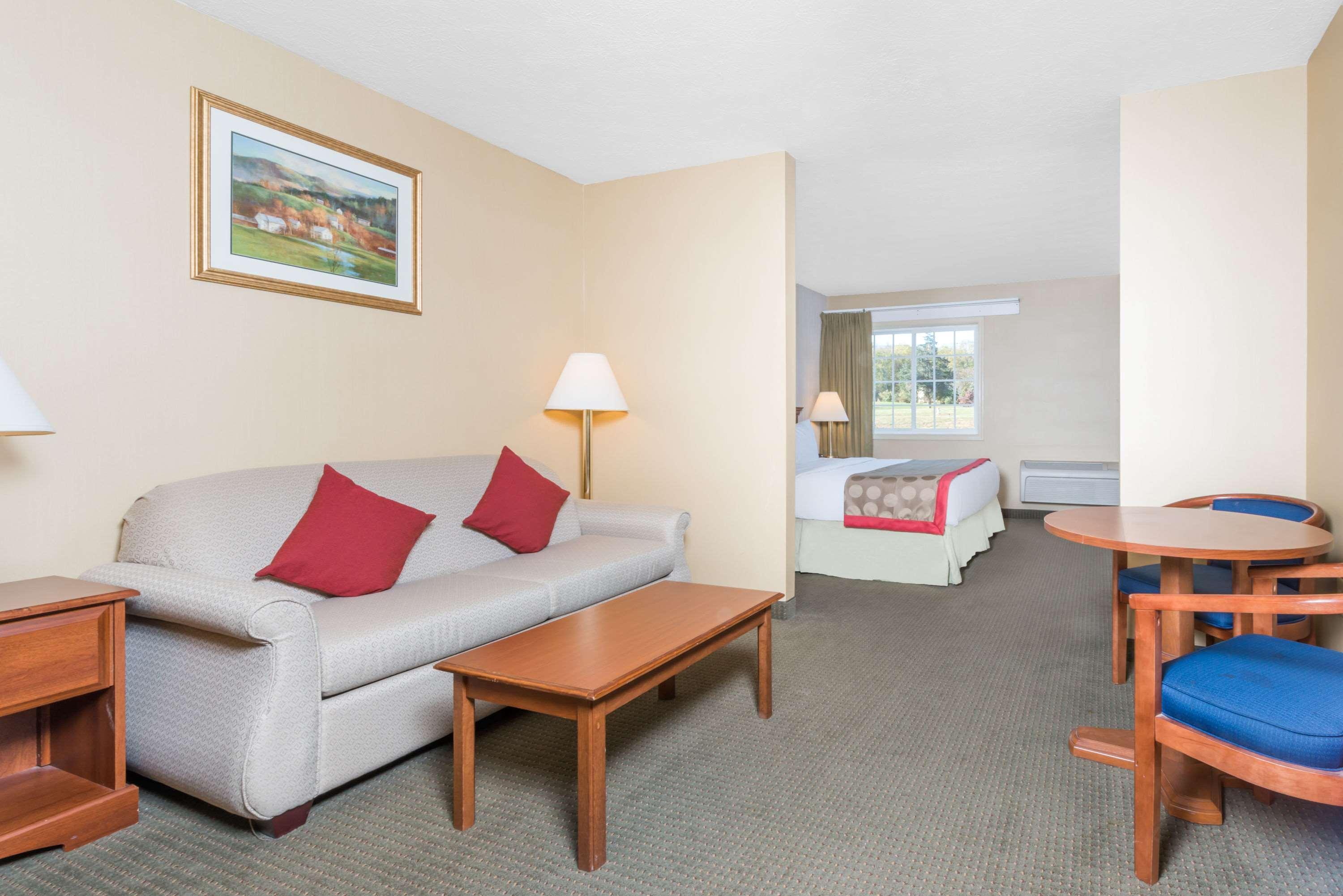 Ramada By Wyndham Strasburg - Shenandoah Valley Екстериор снимка